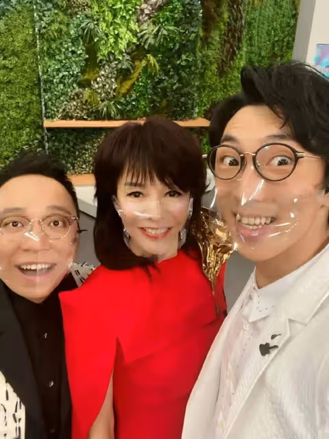 65歲鄭裕玲同框75歲汪明荃輸太多!一個強行扮嫩臉好僵,一個自然老去超優雅