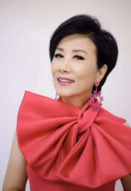 65歲鄭裕玲同框75歲汪明荃輸太多!一個強行扮嫩臉好僵,一個自然老去超優雅
