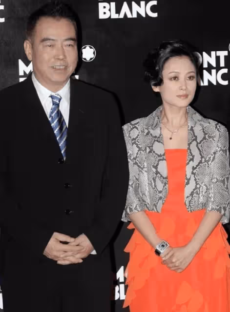 陳凱歌攜嬌妻現身活動,他西裝襯衫狀態飽滿似從前,陳紅衰老明顯成倪萍翻版