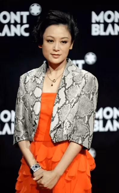 陳凱歌攜嬌妻現身活動,他西裝襯衫狀態飽滿似從前,陳紅衰老明顯成倪萍翻版