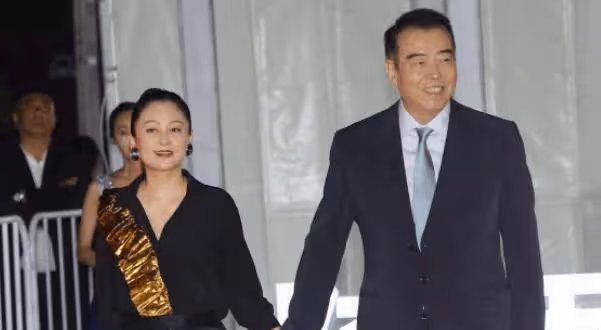 陳凱歌攜嬌妻現身活動,他西裝襯衫狀態飽滿似從前,陳紅衰老明顯成倪萍翻版