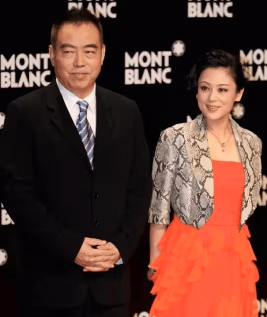 陳凱歌攜嬌妻現身活動,他西裝襯衫狀態飽滿似從前,陳紅衰老明顯成倪萍翻版