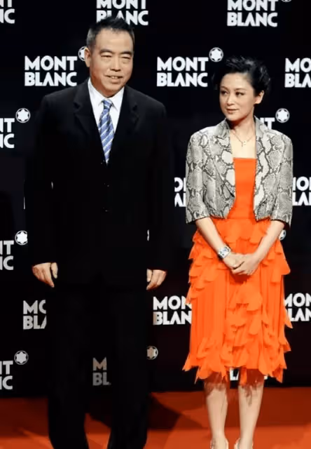 陳凱歌攜嬌妻現身活動,他西裝襯衫狀態飽滿似從前,陳紅衰老明顯成倪萍翻版