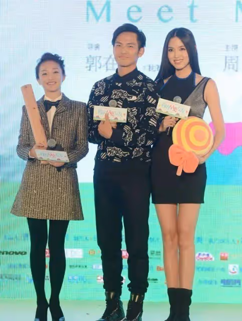 161周迅同框182張梓琳輸很多!一個穿恨天高仍顯小氣,一個踩平底鞋大方優雅