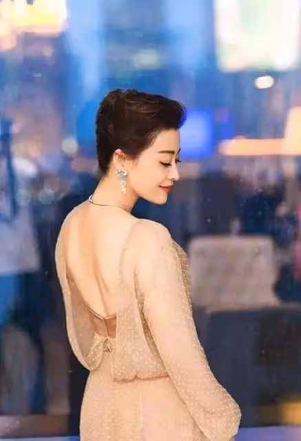 嫁對人的梅婷美到開掛!47歲穿金色禮服裙雍容華貴,把林心如章子怡都秒成陪襯