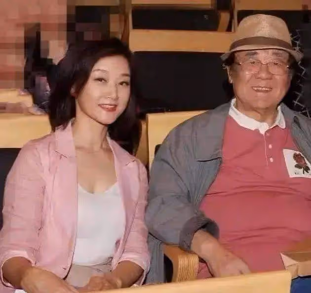 宋祖英「原裝臉」就是抗老,快60了還穿粉西裝,皮膚飽滿嫩如少女