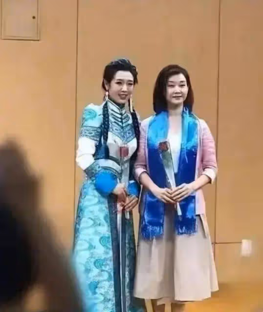 宋祖英「原裝臉」就是抗老,快60了還穿粉西裝,皮膚飽滿嫩如少女
