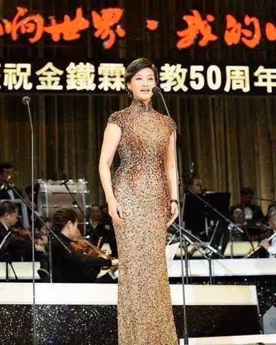宋祖英「原裝臉」就是抗老,快60了還穿粉西裝,皮膚飽滿嫩如少女