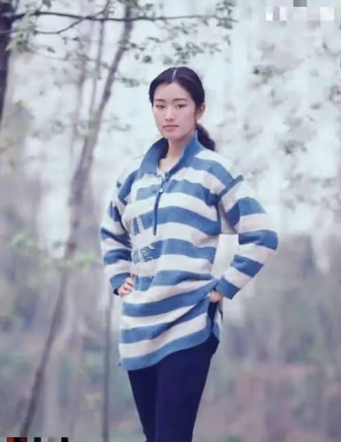 鞏俐33年前泳裝舊照,模樣青澀,身材纖細比例完美,不得不說張導眼光真好