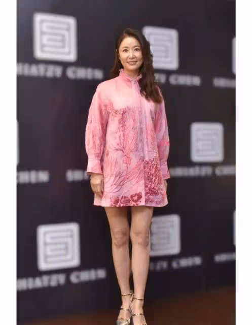 林心如換了水波紋卷髮更美!穿連衣裙美得像換了個人,差點認不出