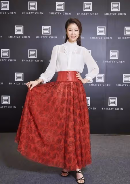 林心如換了水波紋卷髮更美!穿連衣裙美得像換了個人,差點認不出