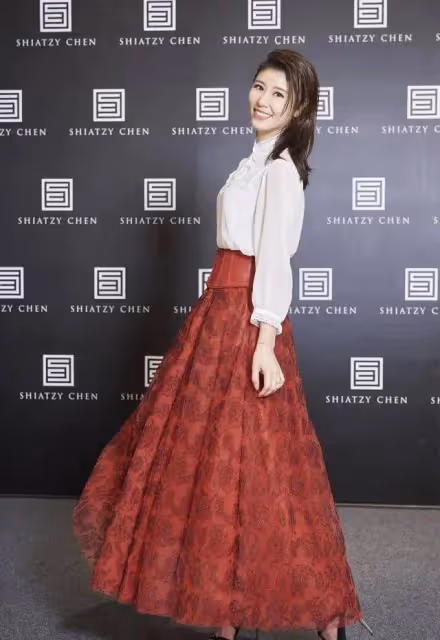林心如換了水波紋卷髮更美!穿連衣裙美得像換了個人,差點認不出