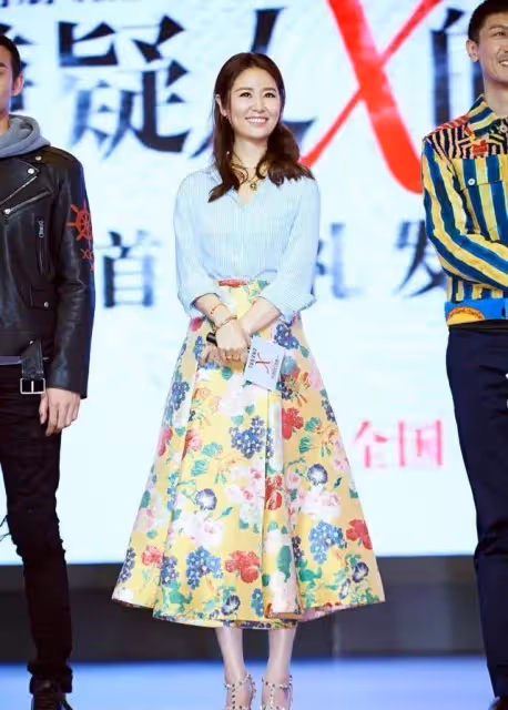 林心如換了水波紋卷髮更美!穿連衣裙美得像換了個人,差點認不出