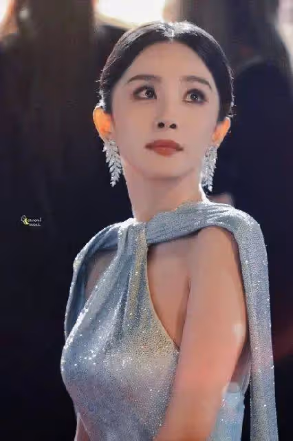 楊冪一襲水藍色鑲鑽披風禮裙亮相坎城,性感造型,曼妙好身材一覽無遺