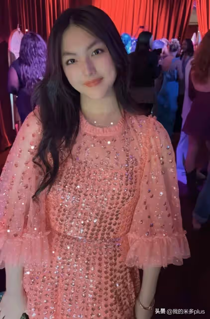 李湘女兒時隔4個月回國拍雜誌,王詩齡穿禮服亮相,側臉像王岳倫
