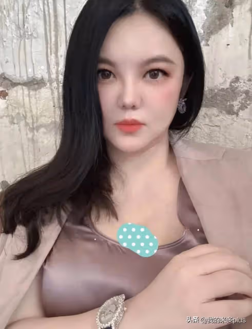 李湘女兒時隔4個月回國拍雜誌,王詩齡穿禮服亮相,側臉像王岳倫