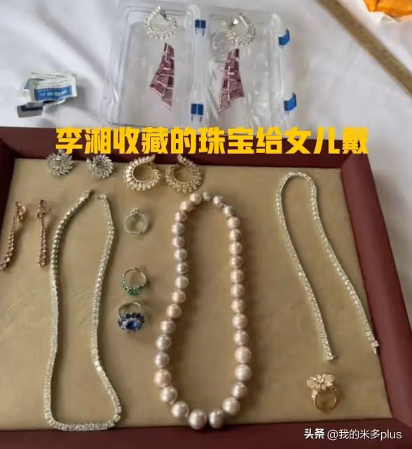 李湘女兒時隔4個月回國拍雜誌,王詩齡穿禮服亮相,側臉像王岳倫