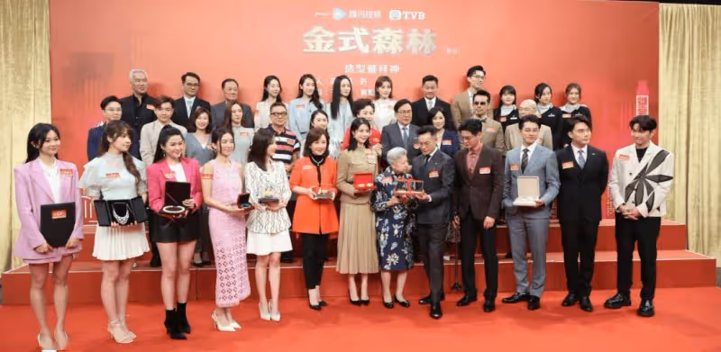 TVB女星與59歲男星「忘年戀」,網友反應強烈,直言不嫌年齡大
