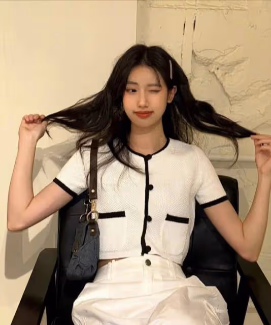 徐帆一家看展！女兒穿露臍裝，長相複製粘貼馮小剛，被疑是私生女