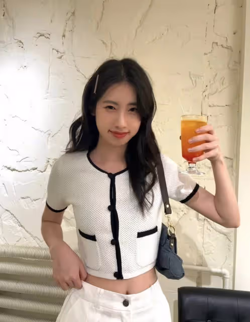 徐帆一家看展！女兒穿露臍裝，長相複製粘貼馮小剛，被疑是私生女