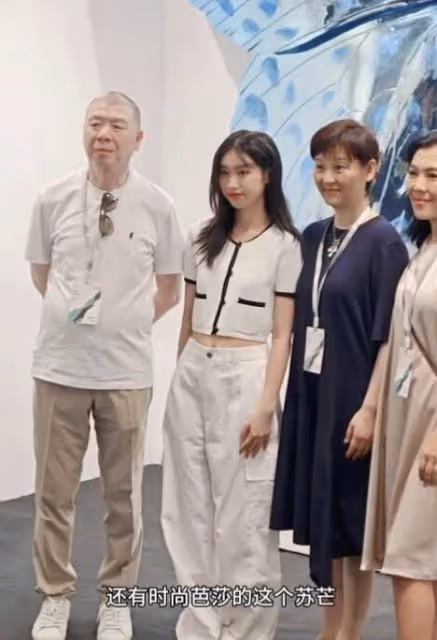 徐帆一家看展！女兒穿露臍裝，長相複製粘貼馮小剛，被疑是私生女