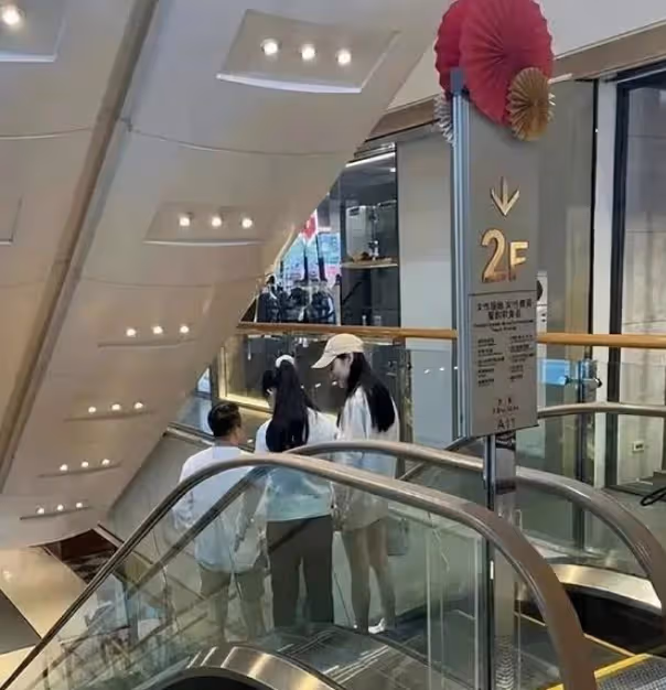 汪小菲與女兒和女友台灣逛街,女兒與大S有些相似,新女友得到女兒認可
