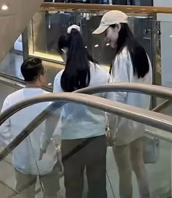 汪小菲與女兒和女友台灣逛街,女兒與大S有些相似,新女友得到女兒認可