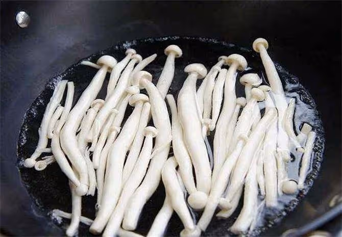 蟹味菇需要焯水嗎?大廚教你新做法,鮮香滑嫩,營養美味