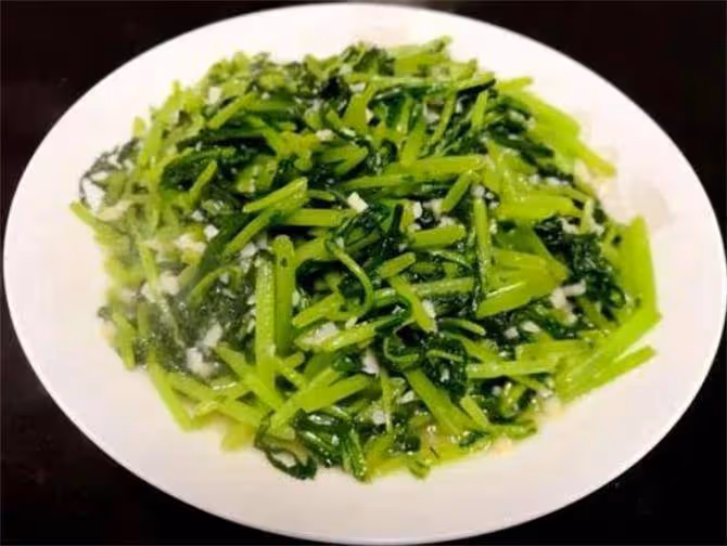一看就會的蒜蓉茼蒿,大廚教你一招,口感脆嫩,蒜香濃郁