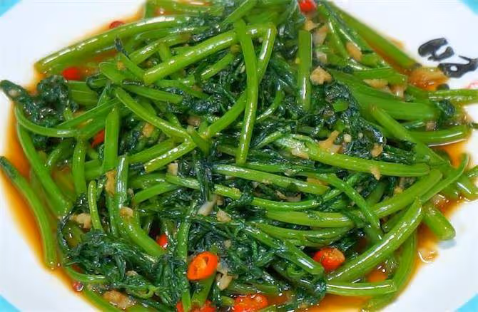 一看就會的蒜蓉茼蒿,大廚教你一招,口感脆嫩,蒜香濃郁
