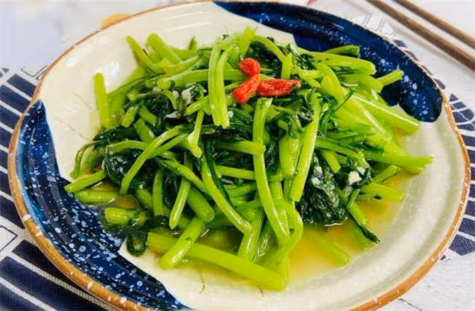 一看就會的蒜蓉茼蒿,大廚教你一招,口感脆嫩,蒜香濃郁