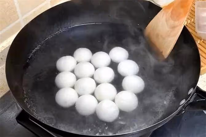 煮湯圓用冷水還是熱水?大廚分享技巧,不粘鍋不露餡
