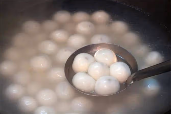 煮湯圓用冷水還是熱水?大廚分享技巧,不粘鍋不露餡