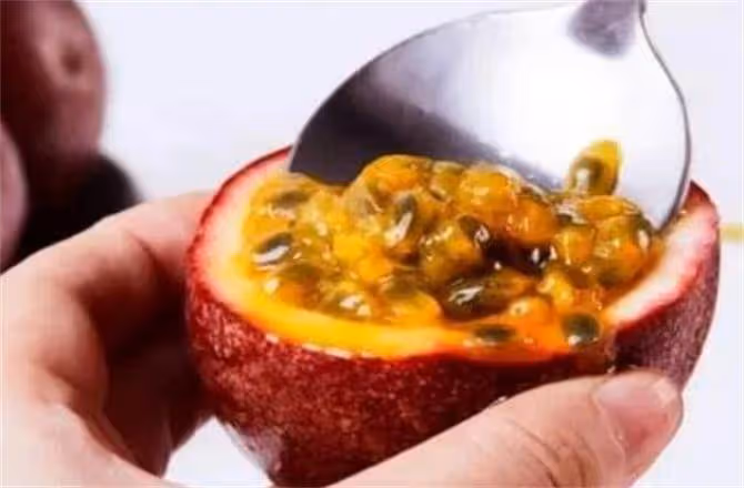 百香果的黑籽是吞還是嚼碎?百香果籽可以吃的嗎?
