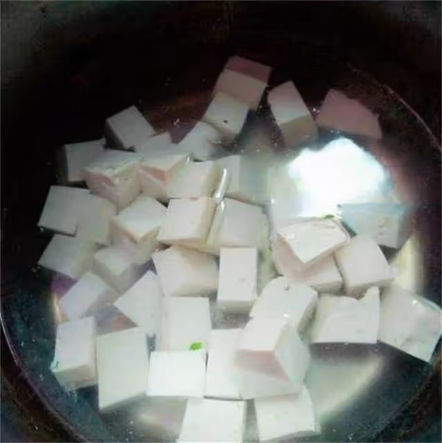 白水煮豆腐怎樣才能做到滑嫩多汁更入味,大廚告訴你怎麼操作