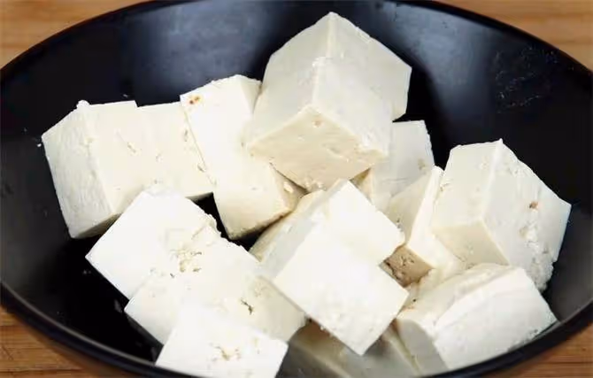 白水煮豆腐怎樣才能做到滑嫩多汁更入味,大廚告訴你怎麼操作