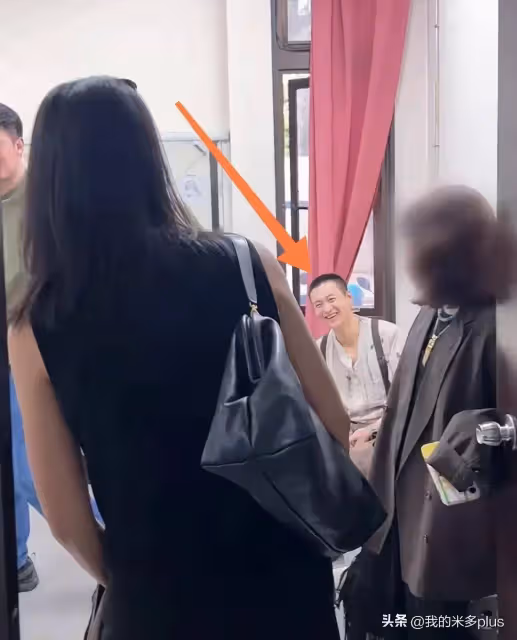 朱丹探班老公，和周一圍拉手捏下巴秀恩愛，張頌文在現場被撒狗糧