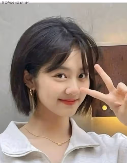 王菲親吻18歲女兒,李嫣嘴唇疤痕消失,完美遺傳母親的美貌