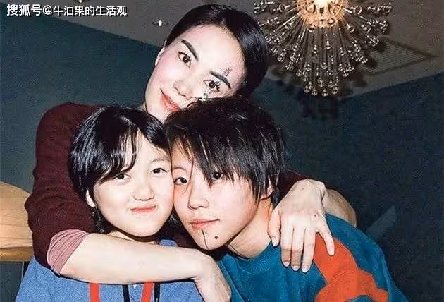 王菲親吻18歲女兒,李嫣嘴唇疤痕消失,完美遺傳母親的美貌