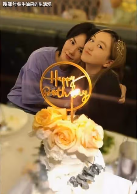 王菲親吻18歲女兒,李嫣嘴唇疤痕消失,完美遺傳母親的美貌