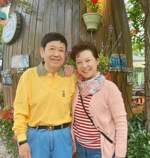 王馥荔夫妻同框像父女,74歲穿粉衣還貌美年輕,老公駝背像老爺爺