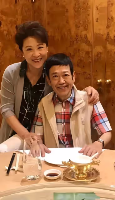 王馥荔夫妻同框像父女,74歲穿粉衣還貌美年輕,老公駝背像老爺爺
