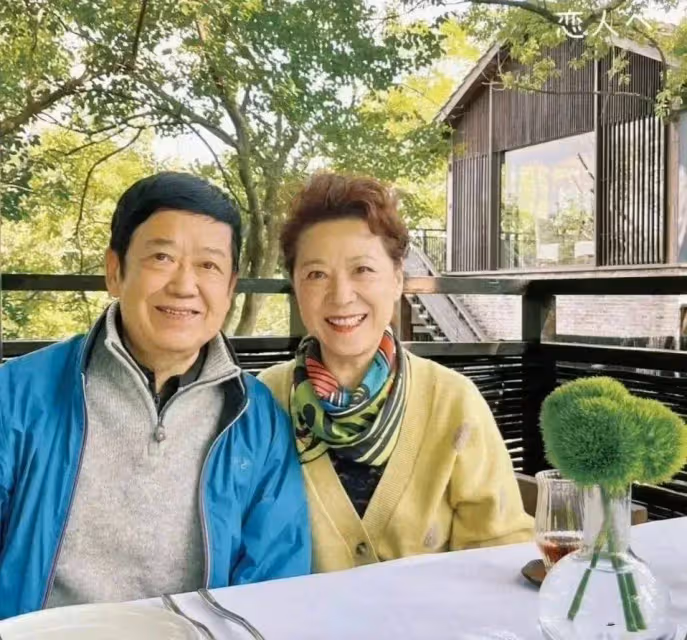王馥荔夫妻同框像父女,74歲穿粉衣還貌美年輕,老公駝背像老爺爺