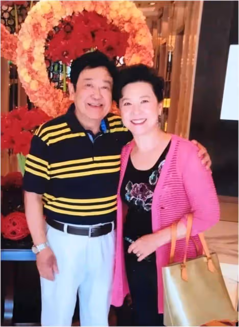 王馥荔夫妻同框像父女,74歲穿粉衣還貌美年輕,老公駝背像老爺爺