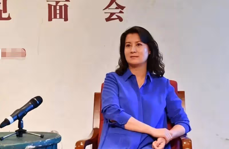 史蘭芽從容老去多好啊,腿粗臀寬就穿襯衫裙,珠圓玉潤卻一臉貴氣