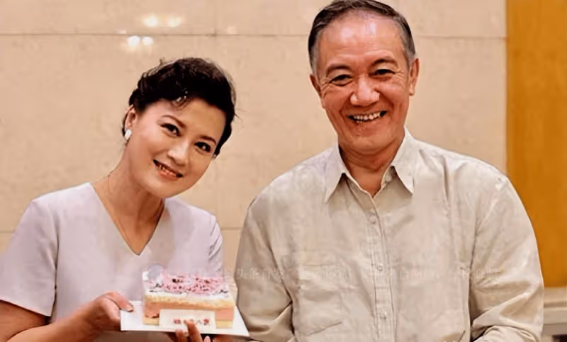 史蘭芽從容老去多好啊,腿粗臀寬就穿襯衫裙,珠圓玉潤卻一臉貴氣
