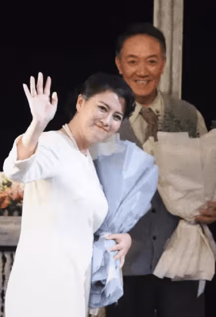 史蘭芽從容老去多好啊,腿粗臀寬就穿襯衫裙,珠圓玉潤卻一臉貴氣