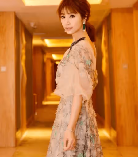45歲林心如出席活動,搭配8萬連衣裙,網友:難怪看著像18歲