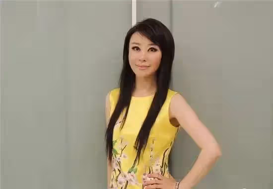 48歲祖海美如少女,為何至今單身?看完她的履歷,一般人還真不敢娶......