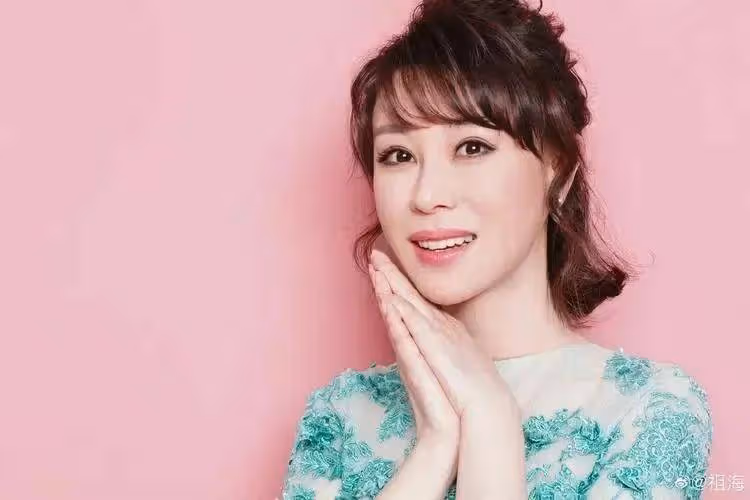 48歲祖海美如少女,為何至今單身?看完她的履歷,一般人還真不敢娶......